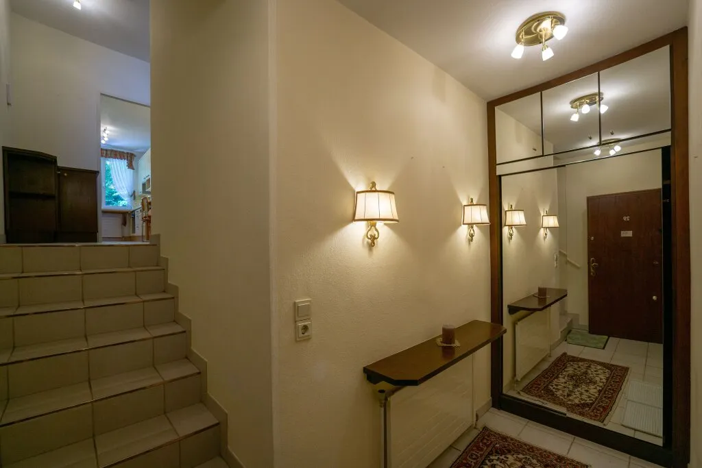Wohnen mit Reihenhaus-Charakter: 124 m² zzgl. Terrasse & Dachterrasse im Zentrum - Ansicht 2
