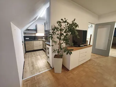 Voll-möblierte Dachgeschoss Wohnung mit Garagenplatz zu vermieten