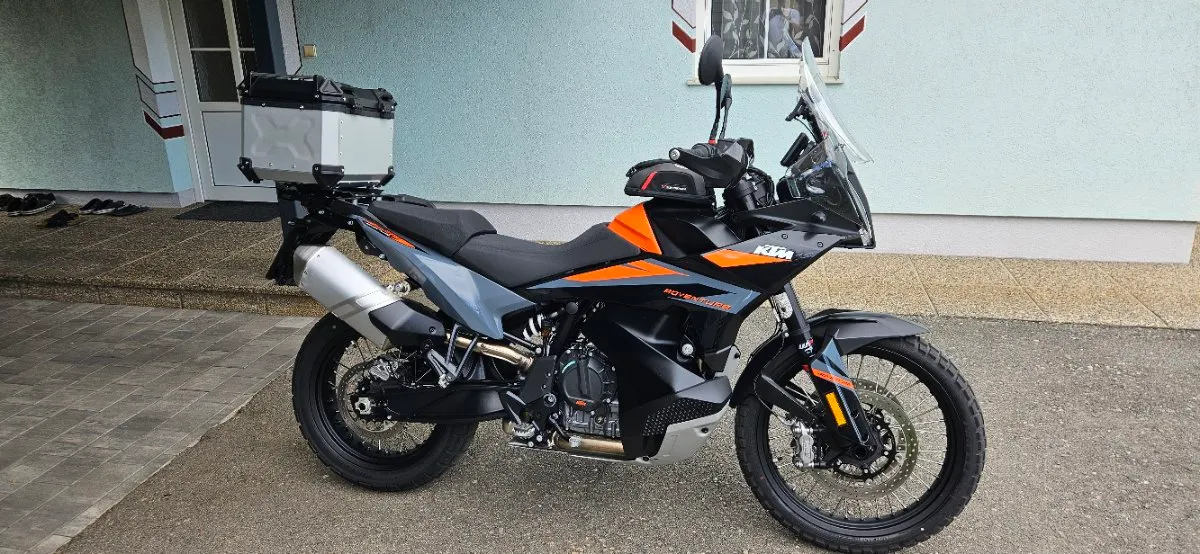 KTM 890