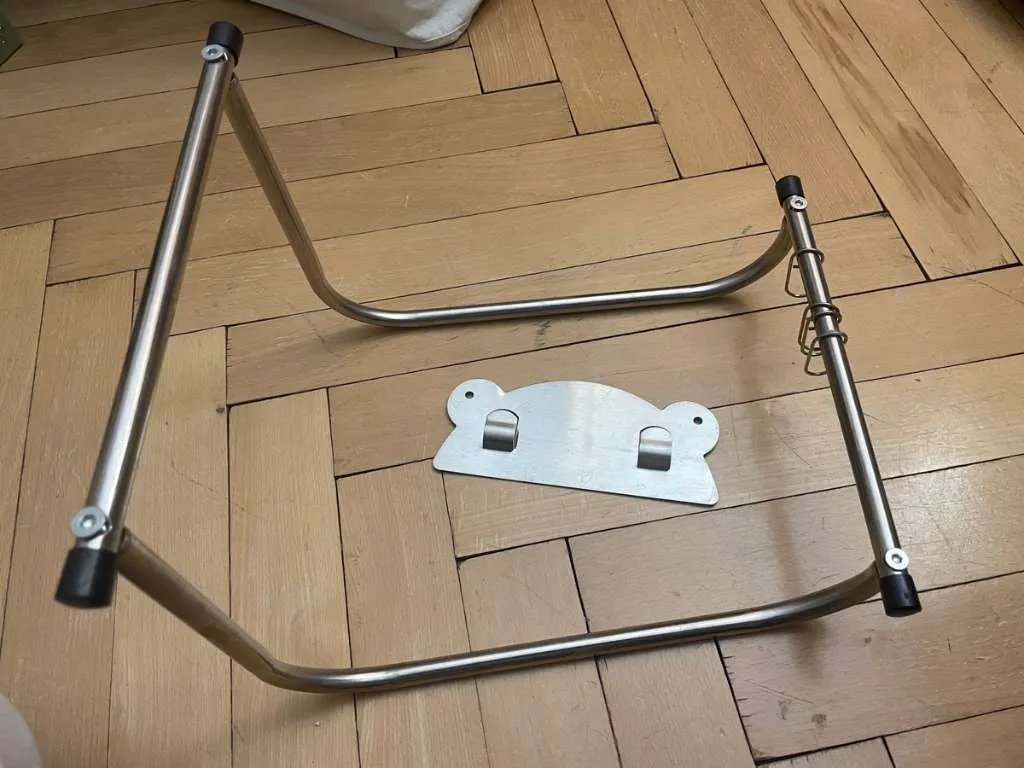 Wandhalterung für Baby- Badewanne, Wäschekorb u. s. w.; platzsparend zusammenklappbar, Edelstahl, € 5,- (1050 Wien)