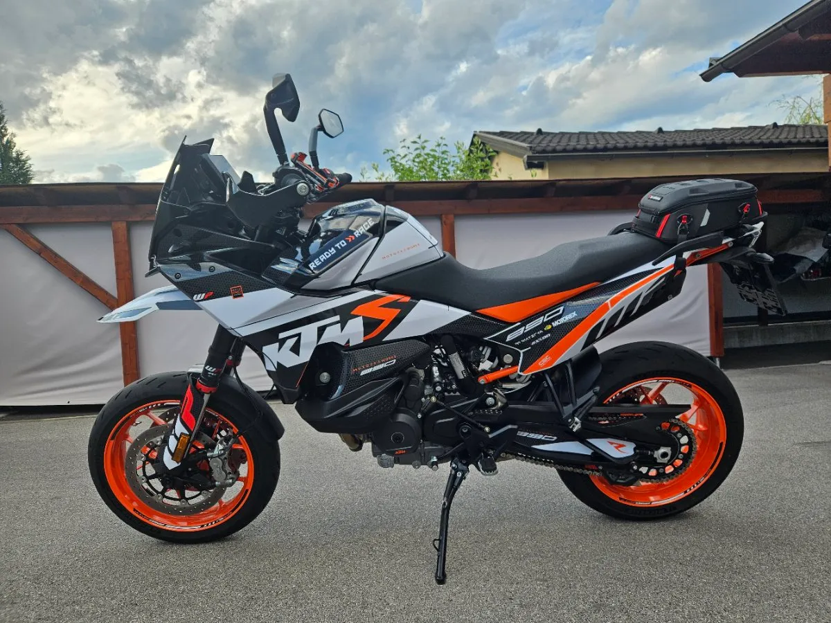 KTM 890