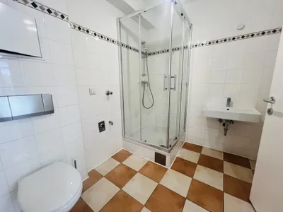 Charmante, frisch sanierte 1-Zimmer-Wohnung in ruhiger Innenhoflage inkl. Heizkosten – Bild 2