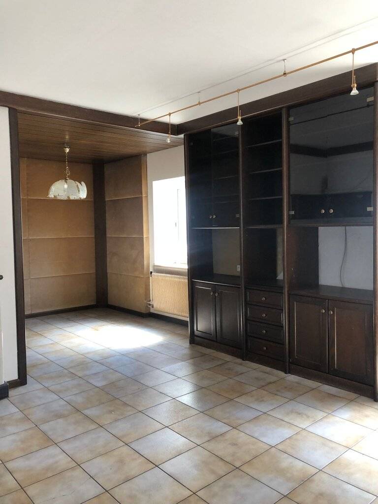 Sanierungsbedürftige Wohnung mit 175 m² und Potenzial - Ansicht 3