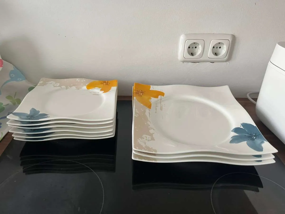 Via Geschirr Set Teller & Tassen Blumen blau gelb, € 10,- (4020 Linz)