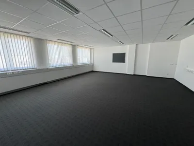 2-Zimmer-Gewerbeimmobilie mieten in Wels-Land – 107 m², € 1.525 – Bild 3 von 5