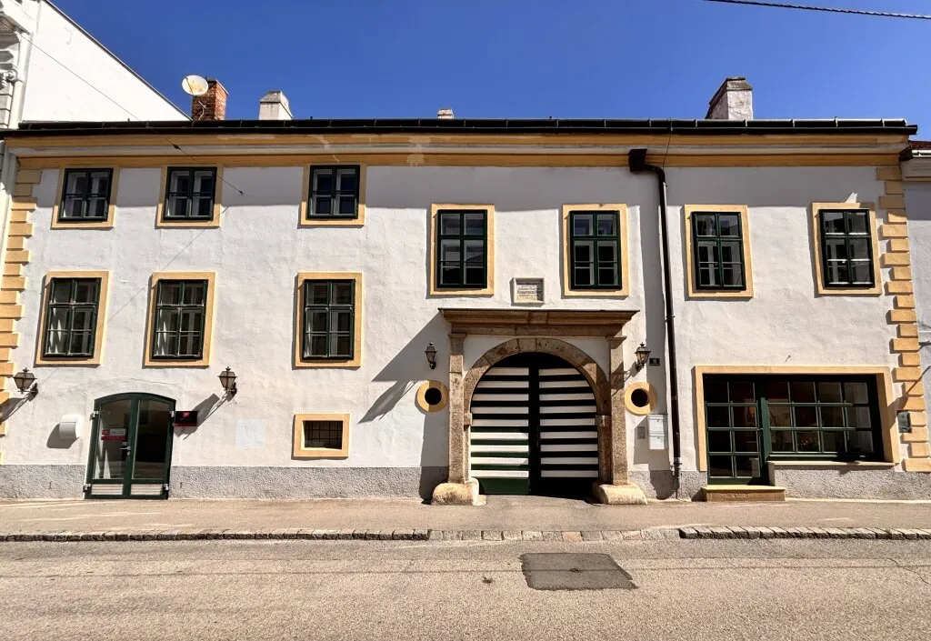 Da geht einem das Herz auf! Außergewöhnliche Mietfläche mit schattigem Arkadengang | 3 Zimmer | Nächst Hauptplatz - Ansicht 3