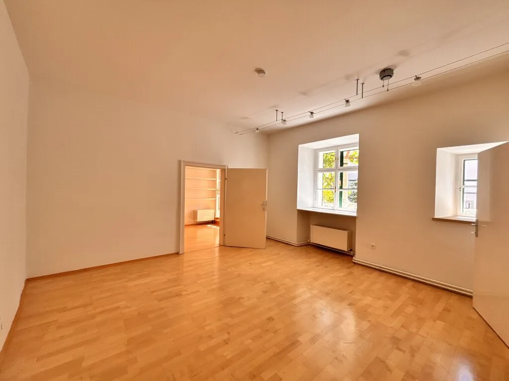 Da geht einem das Herz auf! Außergewöhnliche Mietfläche mit schattigem Arkadengang | 3 Zimmer | Nächst Hauptplatz - Ansicht 2
