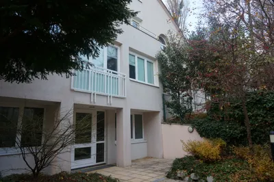 TOP PREIS - IDEALE HAUS IM HAUS Wohnung nahe zur American International School - 4 Schlafzimmer, 4 Bäder, Wohnraum, Family Room, Terrassen und ein kleiner Garten – Bild 2