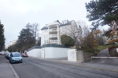 TOP PREIS - IDEALE HAUS IM HAUS Wohnung nahe zur American International School - 4 Schlafzimmer, 4 Bäder, Wohnraum, Family Room, Terrassen und ein kleiner Garten – Bild 3