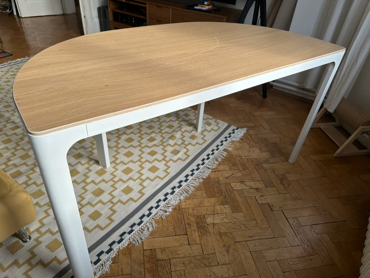 IKEA BEKANT Schreibtisch halbrund, € 10,- (1120 Wien)