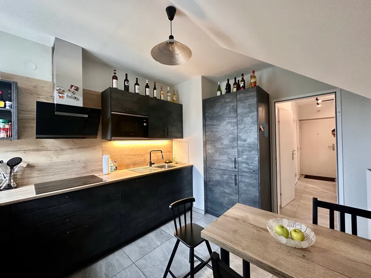 SmartReal: Moderne 3-Zimmer-DG-Wohnung mit Garagenplatz in bester Lage! - Widok 2