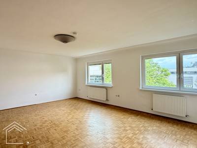 RUHEOASE IM ZENTRUM. GROSSZÜGIGE 3-ZIMMER-WOHNUNG MIT LOGGIA. NÄHE ROCHUSPLATZ