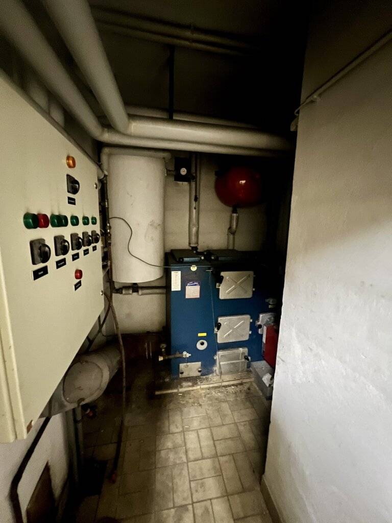 GROSSZÜGIGE DOPPELHAUSHÄLFTE MIT WEINGARTENBLICK und PRAXIS/ORDI/BÜRO/ATELIER-MÖGLICHKEIT – pohled 2