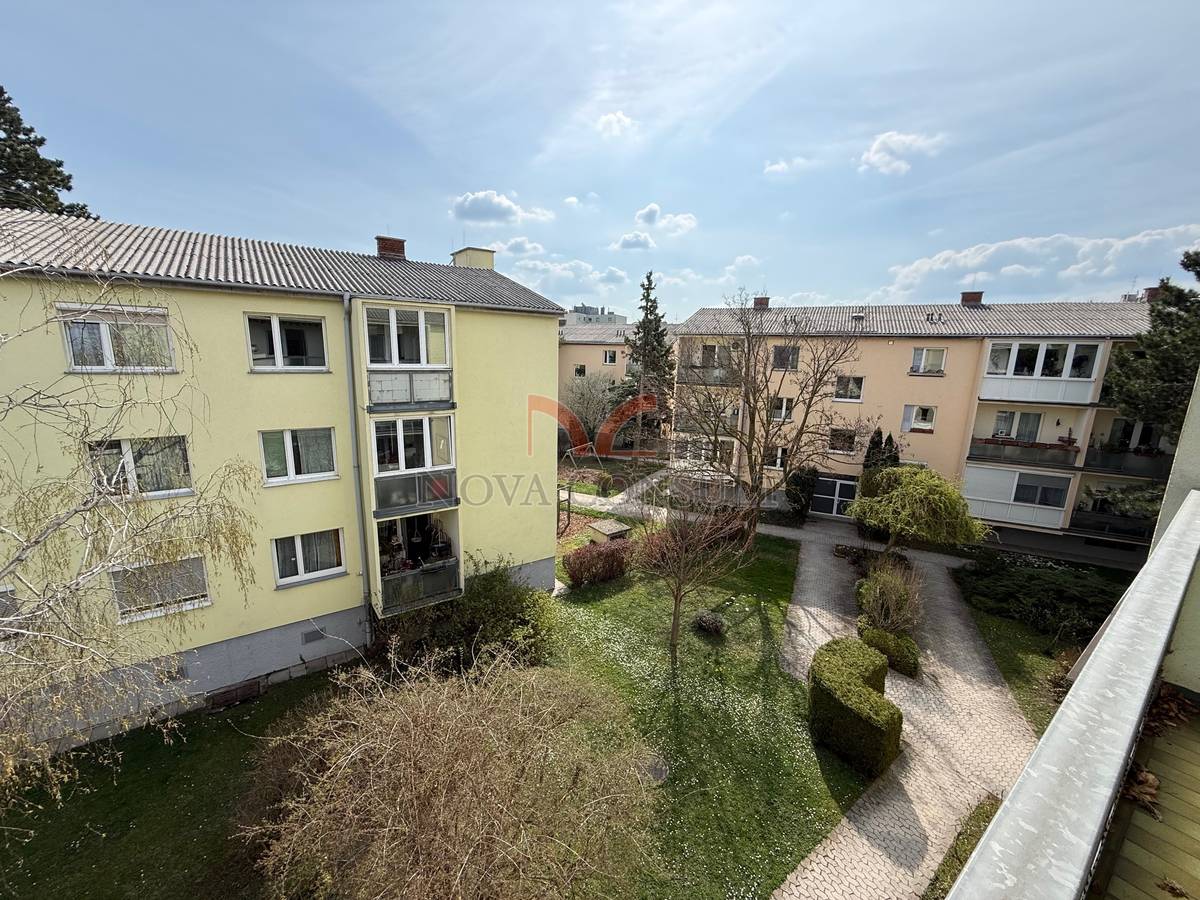 4-Zimmerwohnung mit Loggia im letzten Stock! – pohled 2