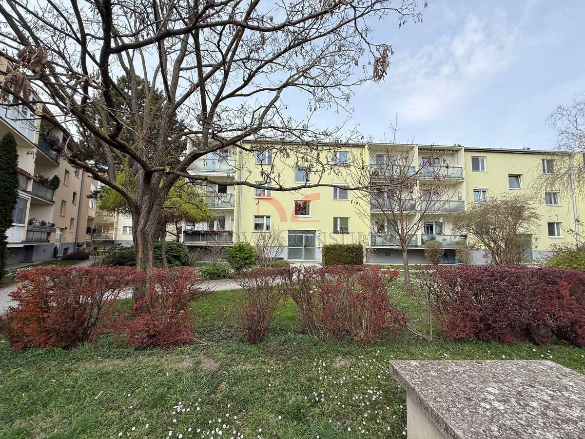 4-Zimmerwohnung mit Loggia im letzten Stock! – pohled 3