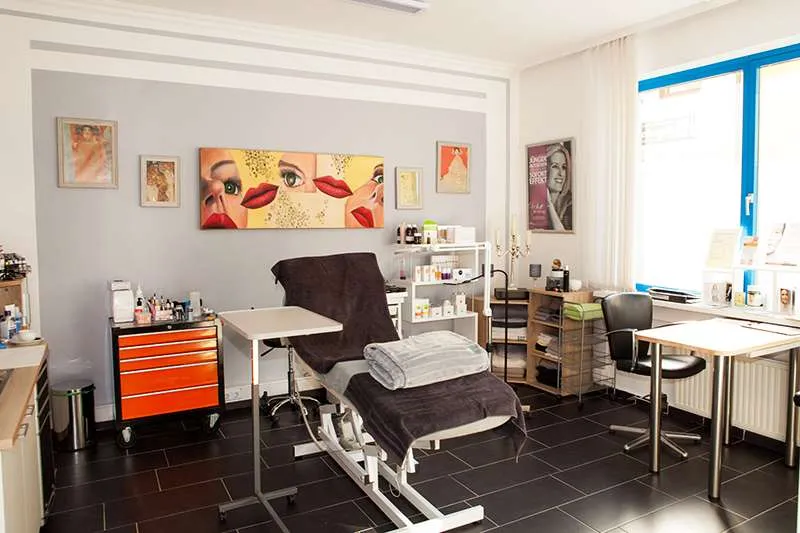 Kosmetik, Nageldesigne - Fußpflege oder Massage Raum zu vermieten (Klimatisiert) - Ansicht 2
