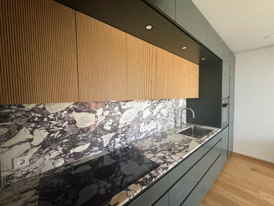 Exklusive 4-Zimmer-Dachgeschoss-Maisonette (Baujahr 2023) mit ca. 129 m² Wohnfläche und ca. 44 m² Sonnenterrasse (Südwest) mit neuer Pergola - in ruhiger Seitengasse des 3. Bezirks, fußläufig in den 1. Bezirk. Erstbezug-Charakter, hochwertig ausgestattet.