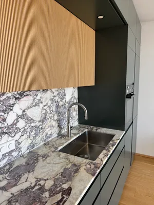 Exklusive 4-Zimmer-Dachgeschoss-Maisonette (Baujahr 2023) mit ca. 129 m² Wohnfläche und ca. 44 m² Sonnenterrasse (Südwest) mit neuer Pergola - in ruhiger Seitengasse des 3. Bezirks, fußläufig in den 1. Bezirk. Erstbezug-Charakter, hochwertig ausgestattet. – Bild 2