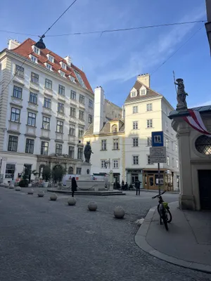 Möblierter Altbaujuwel im Herzen des 1.Bezirkes, charmante 40m² Garçonnière nahe dem idyllischen Franziskaner Platz !