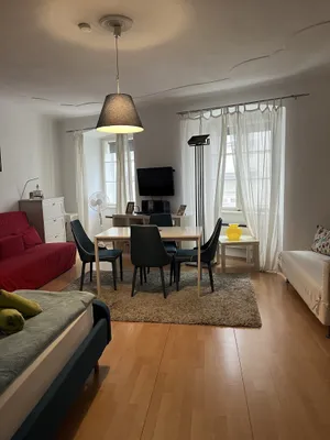 Möblierter Altbaujuwel im Herzen des 1.Bezirkes, charmante 40m² Garçonnière nahe dem idyllischen Franziskaner Platz ! – Bild 2