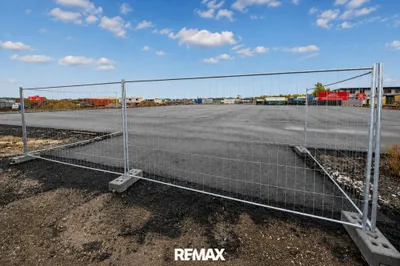 Gewerbeimmobilie mieten in Baden – 4 500 m², € 2