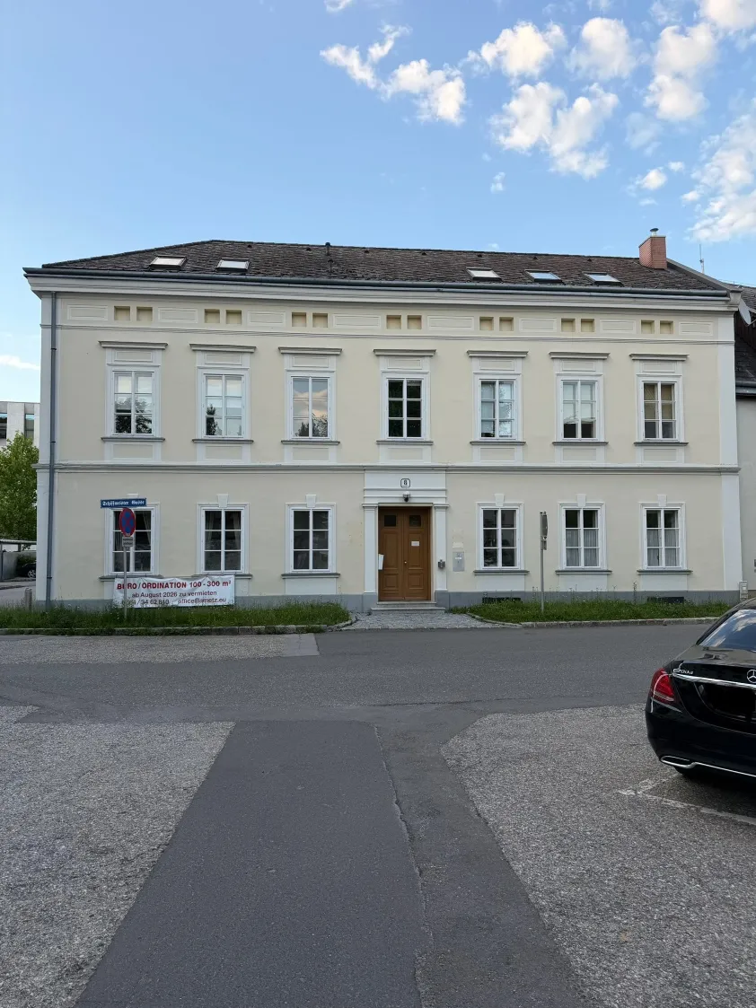 Zentral gelegene Praxis oder Büro (Gesamtobjekt oder Teilflächen zur Miete möglich) mit sehr guter Verkehrsanbindung und Parkplätzen - Ansicht 2