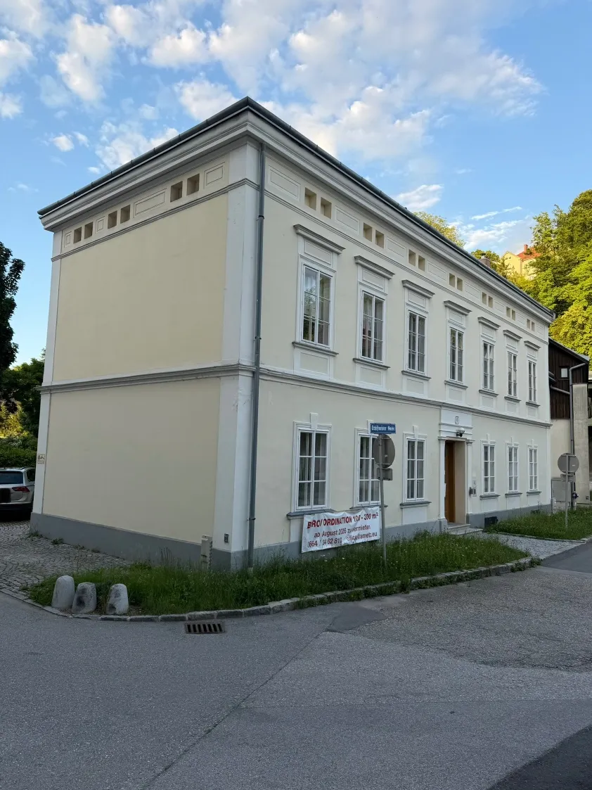 Zentral gelegene Praxis oder Büro (Gesamtobjekt oder Teilflächen zur Miete möglich) mit sehr guter Verkehrsanbindung und Parkplätzen - Ansicht 3