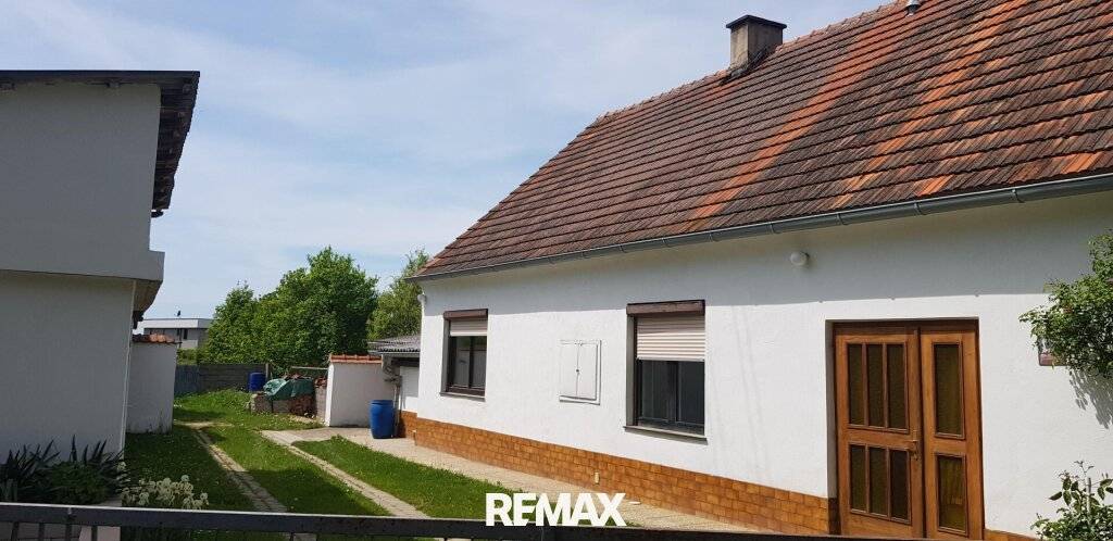 Einfamilienhaus mit Nebengebäuden und Garten, Olbendorf
