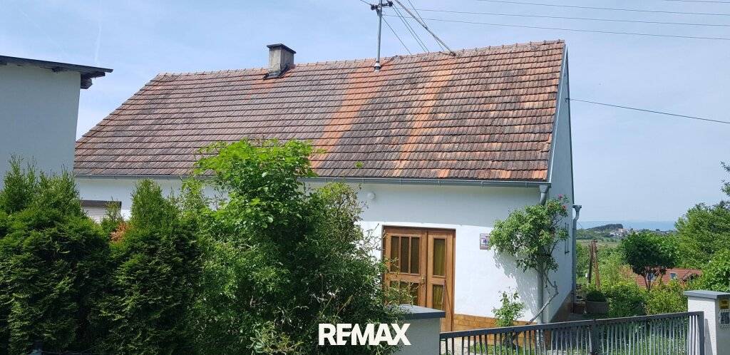 Einfamilienhaus mit Nebengebäuden und Garten - Ansicht 2