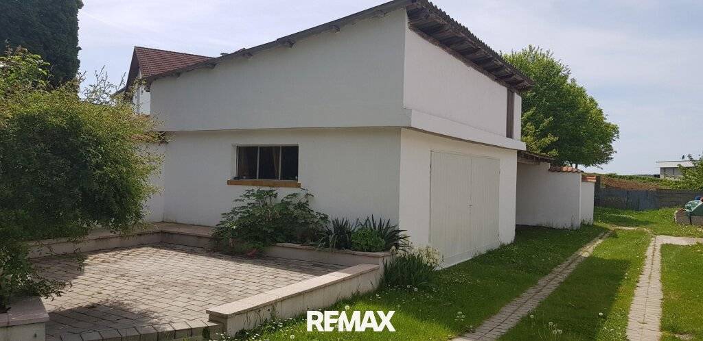 Einfamilienhaus mit Nebengebäuden und Garten - Ansicht 3