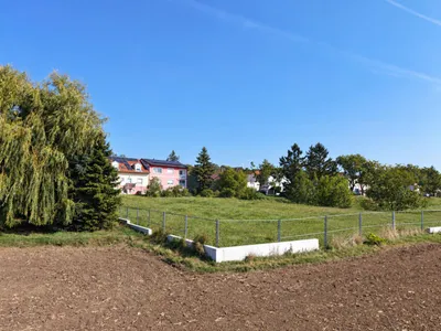 Grundstück kaufen in Bruck an der Leitha – 1 459 m², € 640.000 – Bild 1 von 6