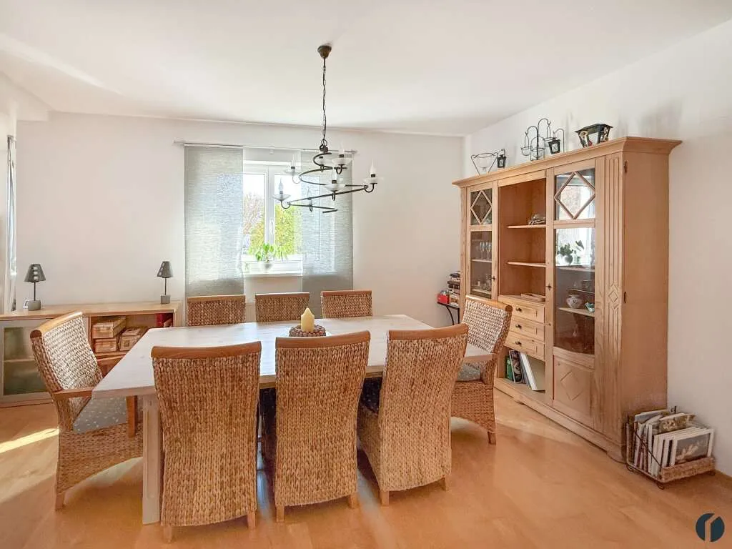 Gepflegtes Einfamilienhaus mit Pool und schönem Garten - Widok 2