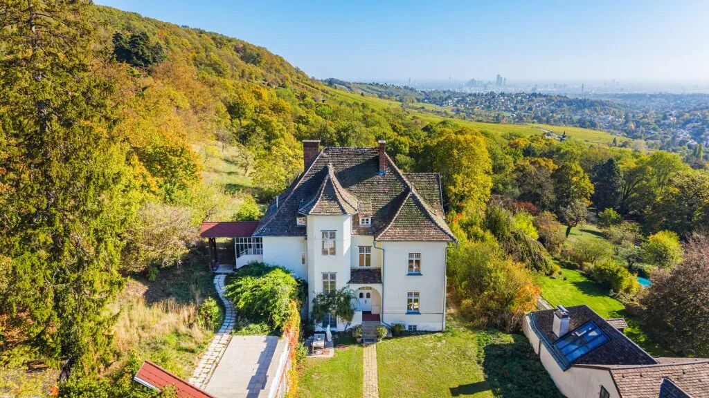 Schlossartiges Anwesen mit Baugenehmigung & atemberaubendem Wienblick