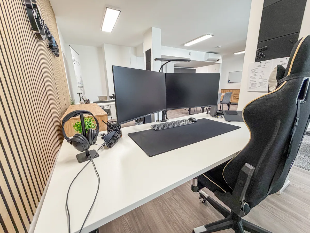 Fixer Büroarbeitsplatz in Graz | Moderne Bürogemeinschaft Fix Desk im modernen Büro in Graz - Ansicht 2