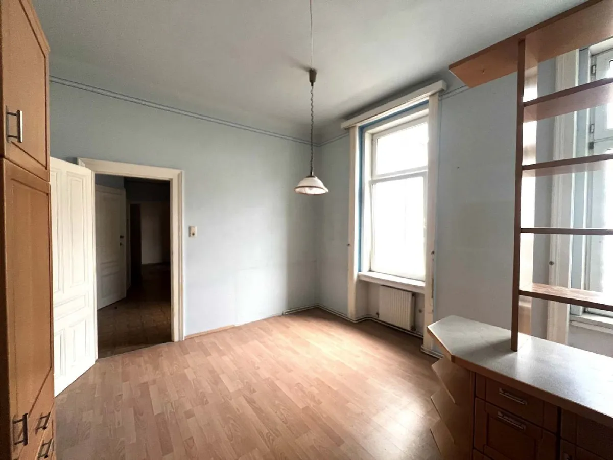 Großzügige Altbauwohnung mit großem Ausbaupotential - Ansicht 3