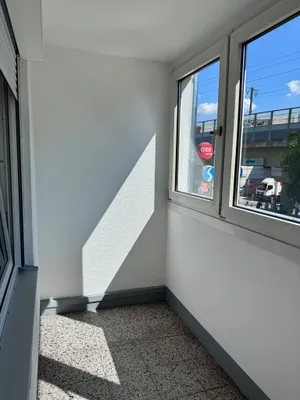 NEU! ERSTBEZUG! Sanierte 3-Zimmer-Wohnung mit Loggia und Parkplatz zu vermieten! Klimaanlage! – Bild 2