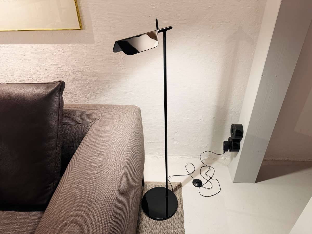 (verkauft) "FLOS" Tab F | LED Floor Lamp in Schwarz glänzend - premium Designlampe & minimalistisches Designerstück
