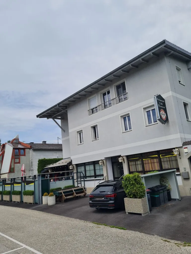 Tolles Neuwertiges Wohn-Geschäfts-Haus inkl. Cafe-Restaurant-Geschäftshaus in einem Top Zustand, Pucking