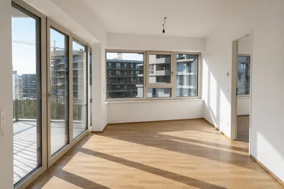 Lichtdurchflutete und moderne 2-Zimmer-Wohnung mit Parkblick, großem Balkon und Deckenkühlung – Bild 3
