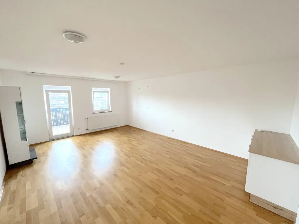 Große und helle 3-Zimmer-Whg mit Balkon - Ansicht 2