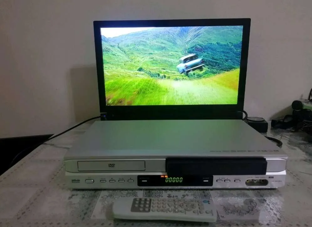 Silva Schneider DVC4015 6-HEAD VHS VIDEORECORDER / DVD PLAYER mit FB