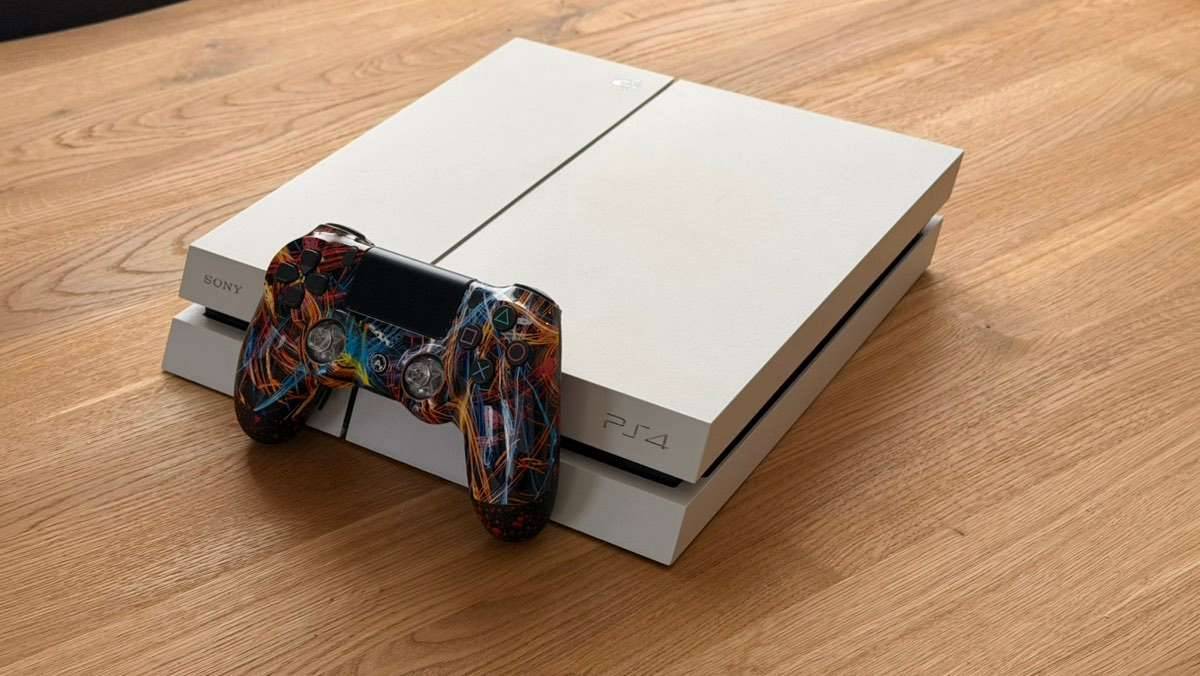 Sony PlayStation 4 (500 GB) weiß + Pro Aim Controller