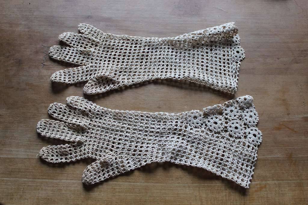 Ungetragene, selbst gehäkelte Vintage-Spitzenhandschuhe in Größe S