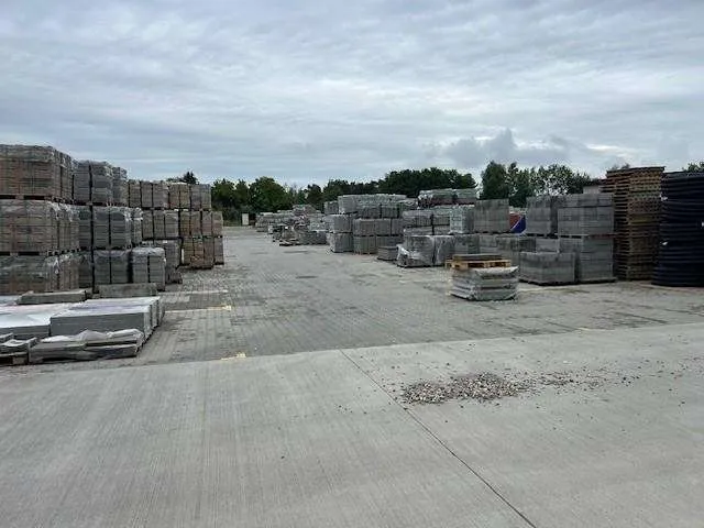 Neuwertige Hallen zu vermieten ab 1000 m² , Außenfläche möglich LOGISTIKER willkommen – pohled 3