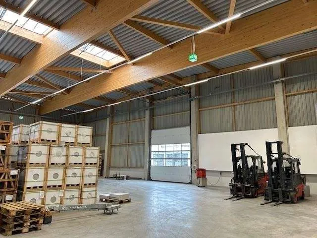 Neuwertige Hallen zu vermieten ab 1000 m² , Außenfläche möglich LOGISTIKER willkommen – pohled 2