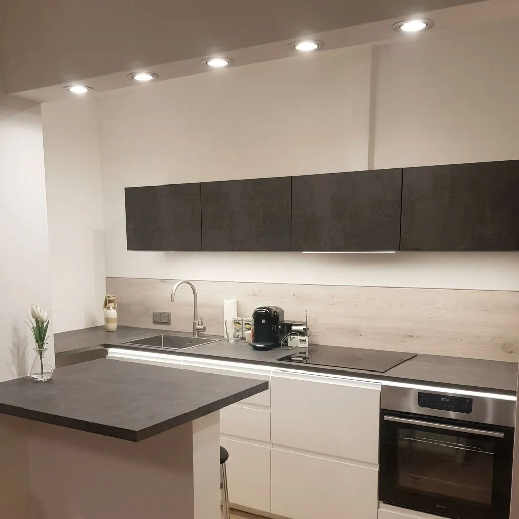HOCHWERTIGE TOP 3-Zimmer-Wohnung, hell, ruhig, Garage, Keller, renoviert, provisionsfrei, Klagenfurt