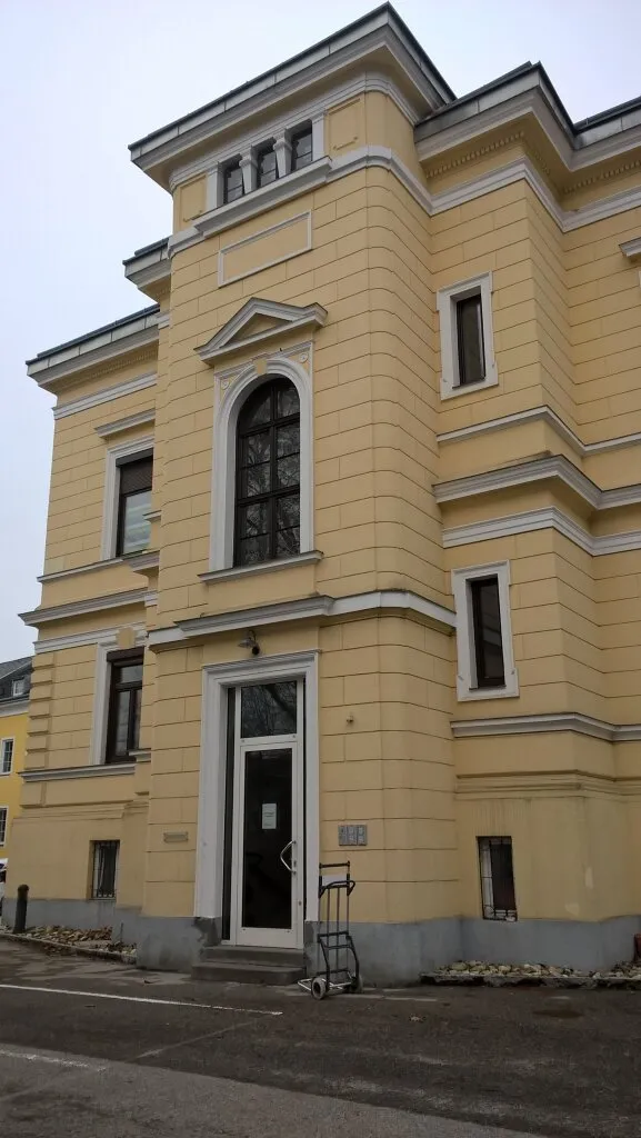 Gut geschnittene 2-Zimmer-Wohnung in zentraler und doch ruhiger Lage mit möblierter Küche in Ried - Ansicht 2