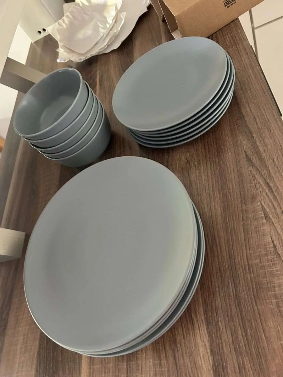 vollständiges Ikea Geschirr-Set in dunkelgrau, € 0,- (1220 Wien)