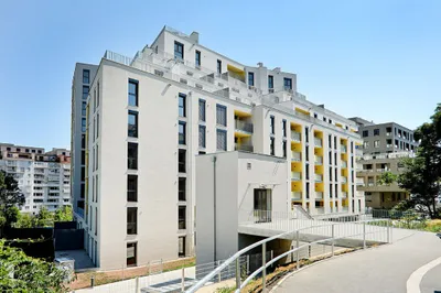 WESTSEITIGE ECKWOHNUNG MIT ABENDSONNE UND PRIVATEM BALKON IN ZENTRALER LAGE – Bild 2
