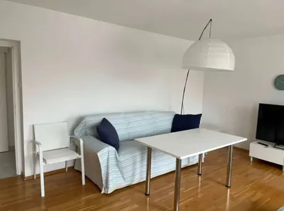 Helle möblierte DG-Wohnung mit Parkplatz – Bild 3